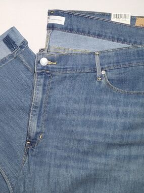 Signature by Levi Strauss Women's Mid-Rise Capri Plus Size 26